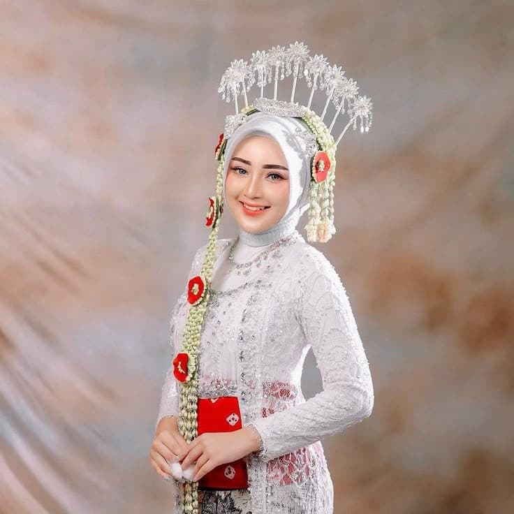 Jawa - Indonesia traditional wedding dress by Instagram @dpr_photo from Pinterest